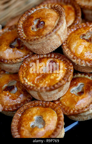 Mercato artigianale di stallo in casa vendita pasticci di carne di maiale Foto Stock