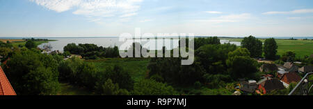 Vista aerea del piccolo porto di Wustrow, una cittadina a Fischland, Germania. Wustrow è un comune al Mar Baltico nel Meclemburgopomerania Occidentale, Fis Foto Stock