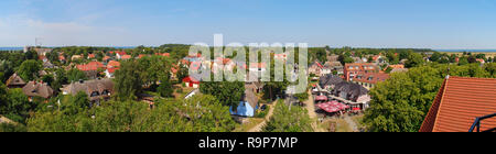 Vista aerea di Wustrow, una cittadina a Fischland, Germania. Wustrow è un comune al Mar Baltico nel Meclemburgopomerania Occidentale, Fischland, Germania Foto Stock