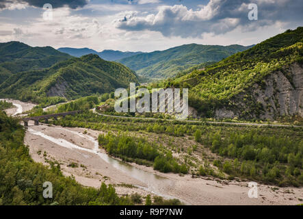 Ponte sul fiume Marecchia, Appennino Tosco-emiliano, regione di Montefeltro, vicino alla città di Pennabili, Emilia Romagna, Italia Foto Stock