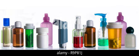 Diversi tipi di imballaggi cosmetici e medicinali isolati su sfondo bianco Foto Stock