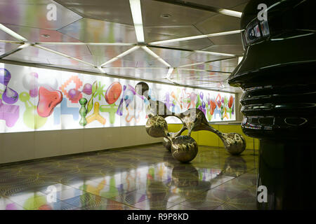 Napoli, Italia, stazioni della metropolitana - metro dell'arte - Scultura e interior design presso la Università Tecnica ferroviaria progettata dall architetto Karim Rashid Foto Stock