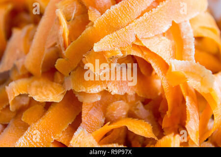 Arancione carota fresca bucce di rifiuti per l'uso come concime Foto Stock