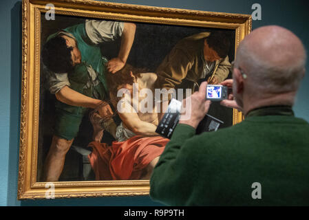 Visitatore prende foto dalla pittura il coronamento di Cristo con spine da Orazio Gentileschi Foto Stock