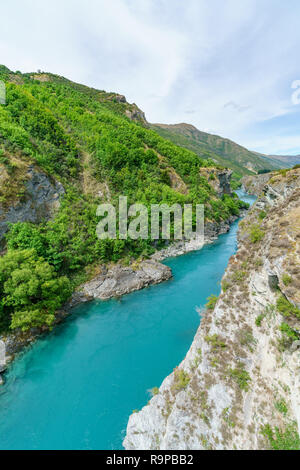 Costa ripida nel profondo canyon di Kawarau River, otago, Alpi del Sud, Nuova Zelanda Foto Stock