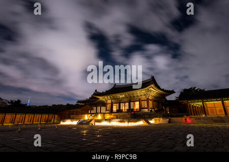 Vista notturna di Palazzo Changgyeonggung a Seoul Città. Foto Stock