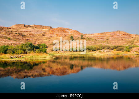 Stagno di divinità e fortezza di collina di Jodhpur, India Foto Stock