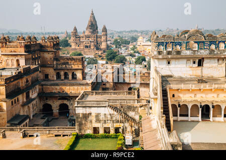 Orchha Fort e vista città vecchia in India Foto Stock