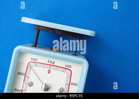 Una scala di ciano su uno sfondo blu Foto Stock