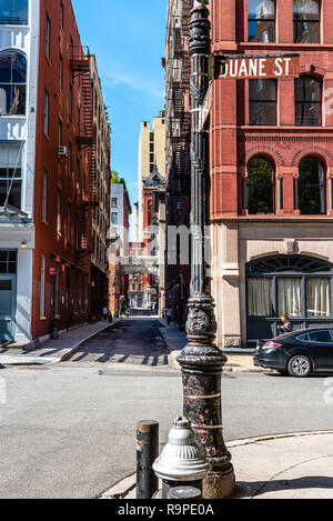 La città di New York, Stati Uniti d'America - 25 Giugno 2018: vista panoramica di fiocco Street in Tribeca. Questo vicolo corre a due isolati a nord tra Duane e Harrison strade, appena Foto Stock