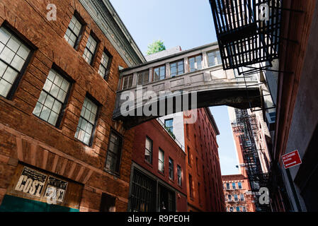 La città di New York, Stati Uniti d'America - 25 Giugno 2018: basso angolo vista del ponte sulla strada di fiocco di Tribeca. Questo vicolo corre a due isolati a nord tra Duane e Harrison Foto Stock