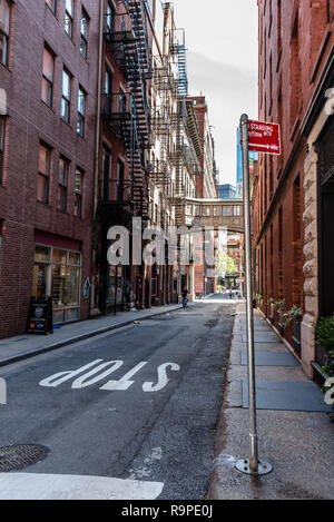 La città di New York, Stati Uniti d'America - 25 Giugno 2018: vista panoramica di fiocco Street in Tribeca. Questo vicolo corre a due isolati a nord tra Duane e Harrison strade, appena Foto Stock