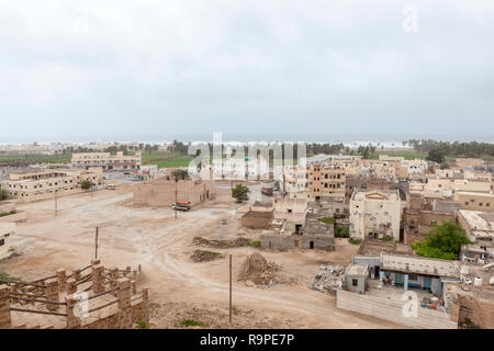 Vista sulla città costiera di Taqah nel governatorato Dhofar, vicino a Salalah, Oman, durante la stagione dei monsoni. Il mare Arabico è a distanza Foto Stock