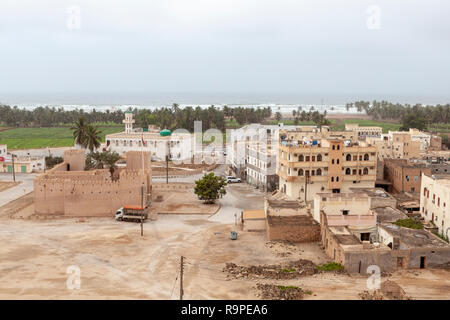 Vista sulla città costiera di Taqah nel governatorato Dhofar, vicino a Salalah, Oman, durante la stagione dei monsoni. Il mare Arabico è a distanza Foto Stock