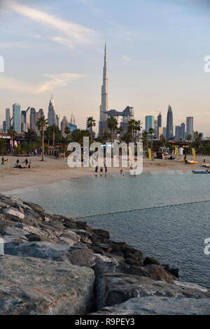Dubai slyline da La Mer alla Sheikh Zayed Road e il centro cittadino di Dubai, Emirati Arabi Uniti Foto Stock