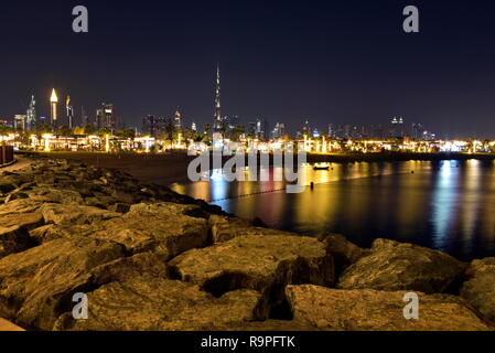 Dubai slyline da La Mer alla Sheikh Zayed Road e il centro cittadino di Dubai, Emirati Arabi Uniti Foto Stock