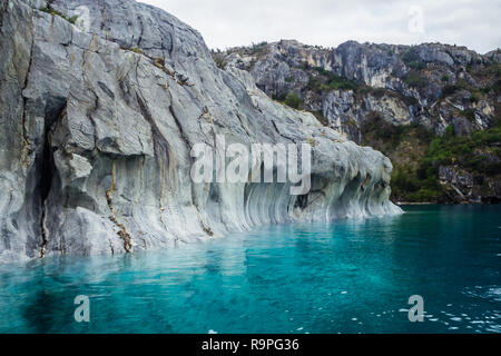 Grotte di marmo (Capillas del Marmol). General Carrera lago detto anche Lago di Buenos Aires. A nord della Patagonia. Il Cile. Colore blu Foto Stock