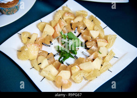 Un dessert di frutta fresca su spiedini di close-up. Foto Stock