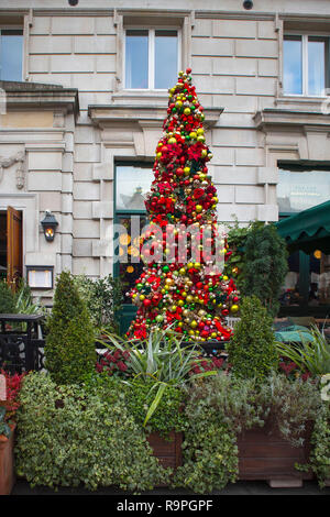 LONDON, Regno Unito - Dicembre 24th, 2018: albero di Natale presso il ristorante vicino a Covent Garden, luci stagionali vengono visualizzati sulla famosa area centrale Lon Foto Stock