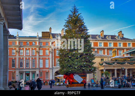 LONDON, Regno Unito - Dicembre 24th, 2018: albero di Natale in Covent Garden; luci stagionali vengono visualizzati sulla famosa zona di Londra centrale Foto Stock