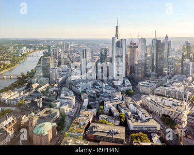 Vista aerea del fiume principale, il centro e la città vecchia di Francoforte, Germania Foto Stock