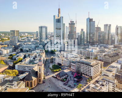 Saint Katharin chiesa e il moderno centro citta' con grattacieli di Francoforte su Main, Germania Foto Stock
