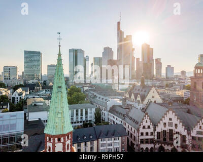 Vecchia chiamata Altstadt e il centro cittadino con highrises durante la giornata di sole in Frankfurt am Main, Germania Foto Stock