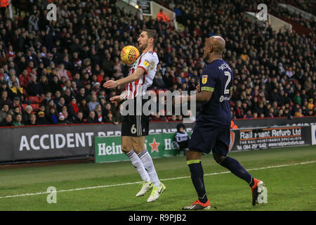 26 dicembre 2018, Bramall Lane, Sheffield, Inghilterra; Sky scommessa campionato, Sheffield Regno vs Derby ; Billy Sharp (10) di Sheffield Regno controlla la sfera come Andre Sapienza (02) del Derby County applica pressione Credito: Mark Cosgrove/News immagini English Football League immagini sono soggette a licenza DataCo Foto Stock