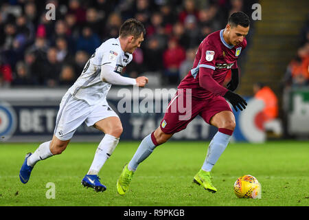 26 dicembre 2018, Liberty Stadium, Swansea, Galles; Sky scommessa campionato, Swansea vs Aston Villa ; Anwar El Ghazi di Aston Villa sotto pressione da Connor Roberts di Swansea City Credit: Craig Thomas/News immagini English Football League immagini sono soggette a licenza DataCo Foto Stock