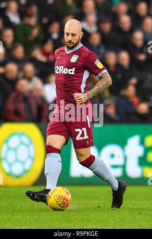 26 dicembre 2018, Liberty Stadium, Swansea, Galles; Sky scommessa campionato, Swansea vs Aston Villa ; Alan Hutton di Aston Villa Credito: Craig Thomas/News immagini English Football League immagini sono soggette a licenza DataCo Foto Stock