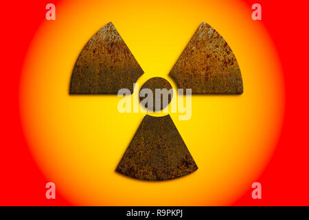 Radioattivo (radiazioni ionizzanti) pericolo nucleare simbolo costruito di 3D metallo arrugginito grungy texture e isolato sul giallo e rosso di avviso di pericolo di colori Foto Stock