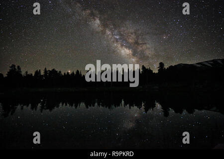 Via Lattea Riflessione sul lago in Sierra Orientale Montagne STATI UNITI D'AMERICA Foto Stock