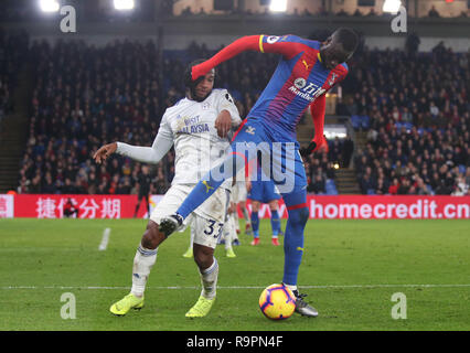 Il palazzo di cristallo's Cheikhou Kouyaté (a destra) e la città di Cardiff del Junior Hoilett battaglia per la sfera, durante il match di Premier League a Selhurst Park, a sud-est di Londra. Foto Stock