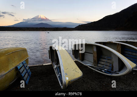 Piccole imbarcazioni accanto al lago Shoji, con il Monte Fuji dietro, Shojiko, Central Honshu, Giappone Foto Stock