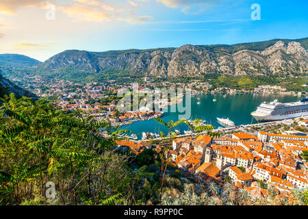 Una nave da crociera è visto da Kotor rovine del castello come dock nella Baia di Kotor, o Boka, sulla costa adriatica di Kotor, Montenegro Foto Stock