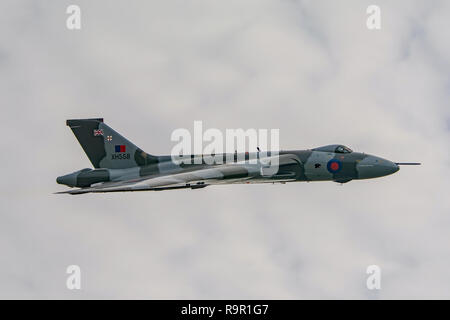 Ex RAF Avro Vulcan B.2 bomber xh558 (lo Spirito di Gran Bretagna) sorvolano Popham Airfield, Hampshire, Regno Unito su 11/10/15 durante il suo volo di congedo. Foto Stock