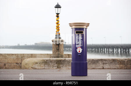 Cadbury è di lanciare il suo primo segreto Cadbury Santa Servizi postali che sarà in tournée in dieci posizioni da tutto il Regno Unito da giovedì 15 novembre. Essa offrirà ai visitatori la possibilità di inviare un delizioso cioccolato Cadbury anonimamente regalo a qualcuno di speciale nella loro vita, proprio perché. Dotato di: atmosfera dove: Londra, Regno Unito quando: 15 Nov 2018 Credit: Joe Pepler/PinPep/WENN.com Foto Stock