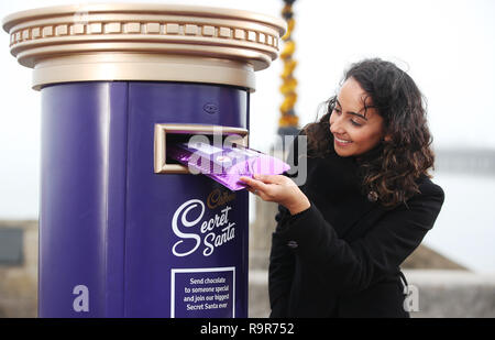 Cadbury è di lanciare il suo primo segreto Cadbury Santa Servizi postali che sarà in tournée in dieci posizioni da tutto il Regno Unito da giovedì 15 novembre. Essa offrirà ai visitatori la possibilità di inviare un delizioso cioccolato Cadbury anonimamente regalo a qualcuno di speciale nella loro vita, proprio perché. Dotato di: atmosfera dove: Londra, Regno Unito quando: 15 Nov 2018 Credit: Joe Pepler/PinPep/WENN.com Foto Stock