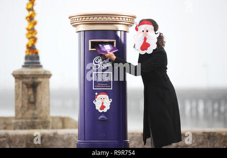 Cadbury è di lanciare il suo primo segreto Cadbury Santa Servizi postali che sarà in tournée in dieci posizioni da tutto il Regno Unito da giovedì 15 novembre. Essa offrirà ai visitatori la possibilità di inviare un delizioso cioccolato Cadbury anonimamente regalo a qualcuno di speciale nella loro vita, proprio perché. Dotato di: atmosfera dove: Londra, Regno Unito quando: 15 Nov 2018 Credit: Joe Pepler/PinPep/WENN.com Foto Stock