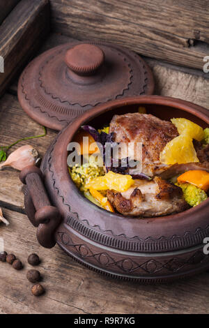 Carni cotte al forno con verdure in pentole di creta Foto Stock