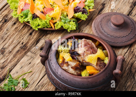 Carni cotte al forno con verdure in pentole di creta Foto Stock