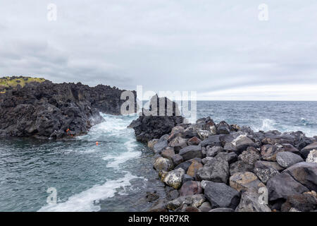 Rocce di creare una zona porto in Capelas in Sao Miguel, Portogallo. Foto Stock