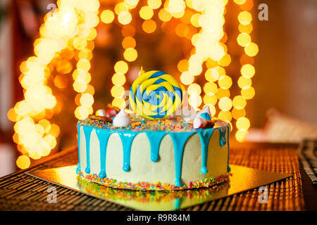 Compleanno torta bianca con dolci e candela per little baby boy e decorazioni per la torta smash. Foto Stock