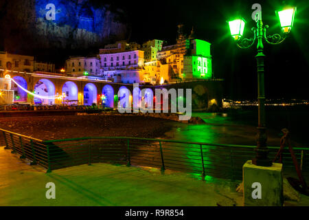 ATRANI, Italia - 8 dicembre 2018: luci colorate per festeggiare il Natale in Atrani notte, Italia meridionale Foto Stock