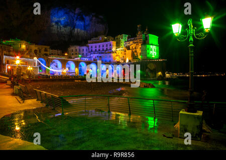 ATRANI, Italia - 8 dicembre 2018: luci colorate per festeggiare il Natale in Atrani notte, Italia meridionale Foto Stock