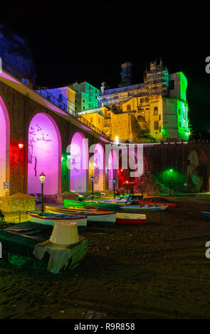 ATRANI, Italia - 8 dicembre 2018: luci colorate per festeggiare il Natale in Atrani notte, Italia meridionale Foto Stock