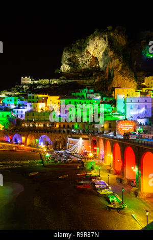 ATRANI, Italia - 8 dicembre 2018: luci colorate per festeggiare il Natale in Atrani notte, Italia meridionale Foto Stock