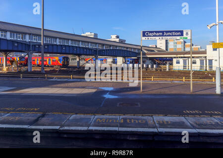 Nome piattaforma pensione a Clapham Junction la stazione ferroviaria e il centro di trasporto vicino a St John's Hill nel sud-ovest di Battersea, London Borough of Wandsworth Foto Stock