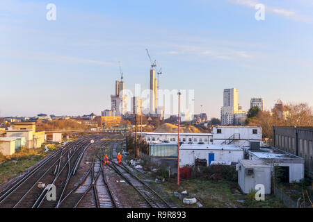 La modifica sullo skyline di Woking, Surrey: tracce ferroviarie il piombo in gru a torre e nuovo alto luogo Victoria Square centro retail development project Foto Stock