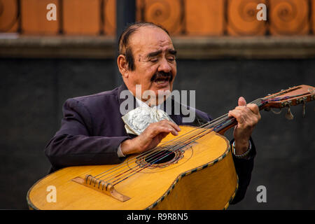 Una banda Mariachi eseguendo in Plaza Garibaldi a Città del Messico Foto Stock